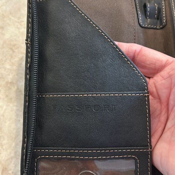 FOSSIL Leather Passport Wallet - Picture 5 of 5
